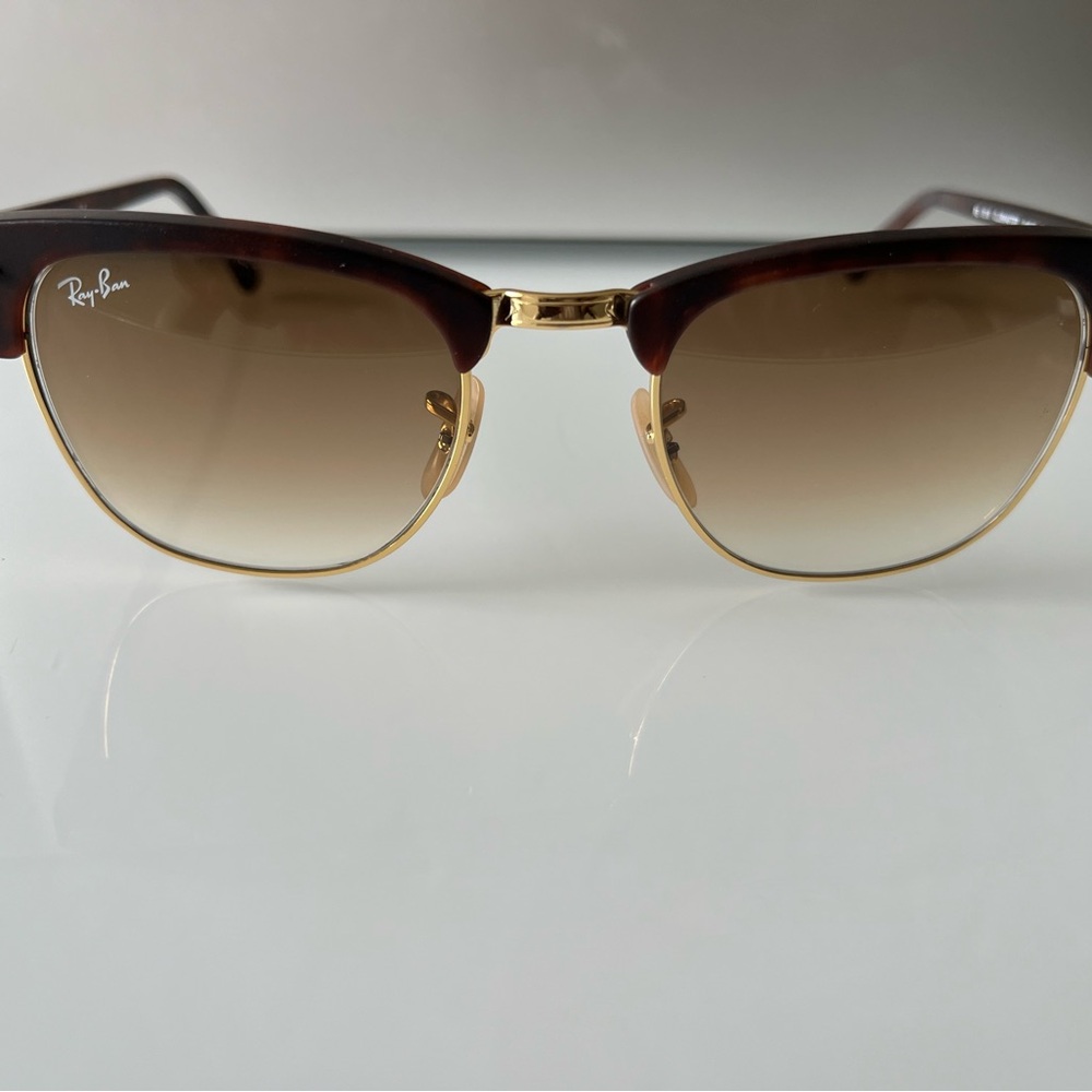 Authentic Ray Ban Clubmaster with spare lenses. Perfect condition. Worn twice.